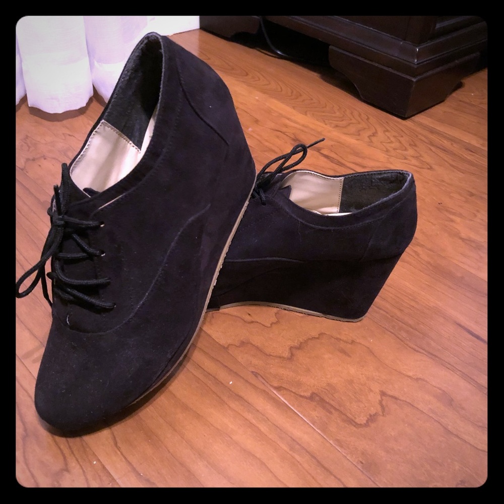 Black wedges